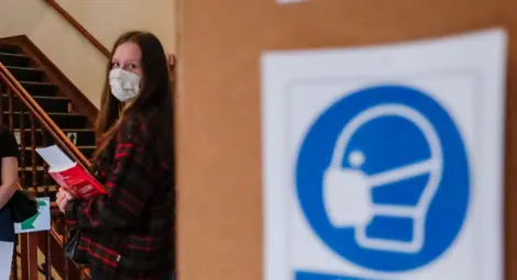 "Галъп": Над 1/2 от българите на мнение, че Covid-19 е опасен колкото силен грип