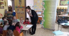 Консултанти дават съвети на родители и дечица