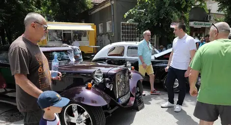 &bdquo;Студебейкър&ldquo; от 1937-а отнесе голямата награда на ретропарада