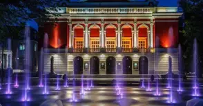 „Кръстникът“, „Титаник“ и „Усещане за жена“ звучат на площада пред операта