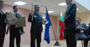 Шефът на пожарната си тръгна с обещание: Ще помагам винаги, когато имате нужда от мен