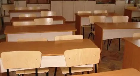 Първокласничка удари съученичка с бутилка от шампанско по главата