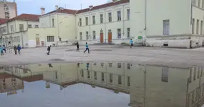 Четвърт милион осигурен за запълване на дупката в двора на „Отец Паисий“