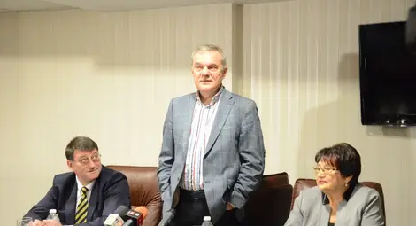 Румен Петков /в средата/ с председателя на русенската организация Венцислав Великов и зам.-председателя Донка Димитрова.                                                       Снимка: Красимир СТОЯНОВ