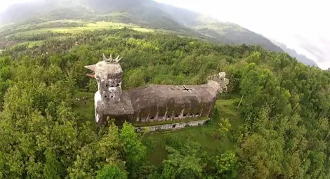Мистериозна &bdquo;пилешка&ldquo; църква в горите на о-в Ява /видео/