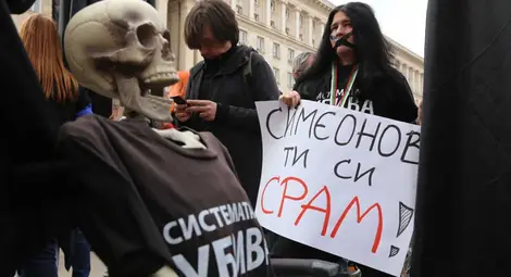 Майки пред Министерски съвет искат оставката на Симеонов Майки пред Министерски съвет искат оставката на Симеонов