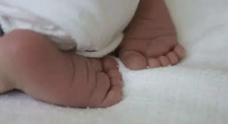 12-годишно момиче роди здраво бебе в Мадан