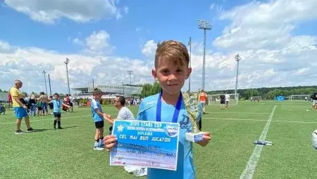 Осемгодишният Самуел е гордостта на дядо си. Осемгодишният Самуел е гордостта на дядо си.