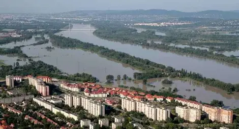 Рекорд на Дунав в Будапеща: 8,90 метра /галерия/