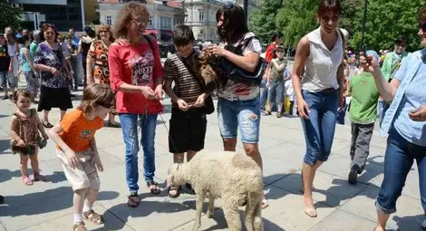 Ангелина Чобанова спечели агне за имения ден на майка си Величка