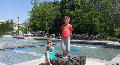 Малките Симона и Георги учат в „Иван Вазов“ и обичат да пътуват с мама и татко. Снимки: Красимир СТОЯНОВ и личен архив Малките Симона и Георги учат в „Иван Вазов“ и обичат да пътуват с мама и татко. Снимки: Красимир СТОЯНОВ и личен архив