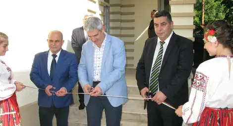 Лентата на новия офис на КНСБ бе прерязана от кмета Пламен Стоилов, лидера на КНСБ Пламен Димитров и областния управител Галин Григоров.