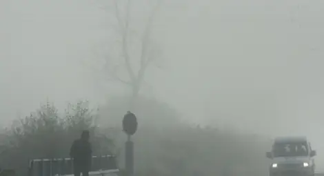 Лада се блъсна във фолксваген в гъстата мъгла до Обретеник