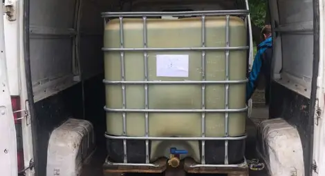 Цистерна с 25 000 литра нелегално гориво засечена, докато зарежда бензиностанция