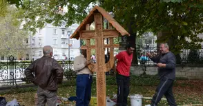 Румънци дариха дърворезбован кръст на храма „Света Троица“