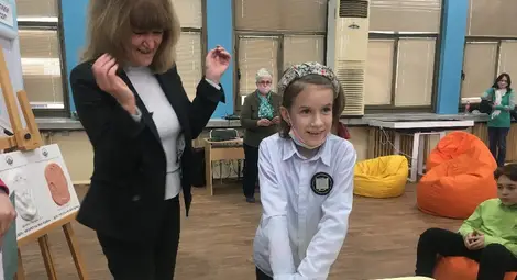 Калина оставя своя отпечатък за алеята.         Снимка: Авторът