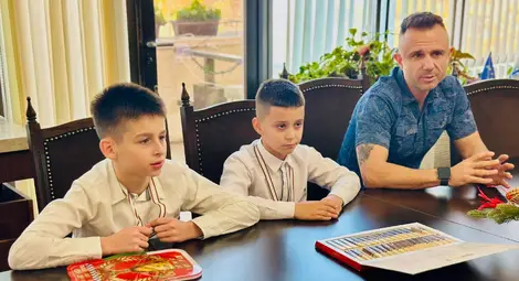 Кметът Пенчо Милков отличи младите състезатели по мотокрос Филип Кашов и Владиян Цветков Кметът Пенчо Милков отличи младите състезатели по мотокрос Филип Кашов и Владиян Цветков