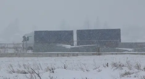 Пътищата са мокри, има места с поледици, снеговалежи и мъгли