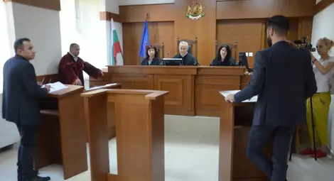 Адвокат Людмил Павлов и прокурор Андрей Ангелов бяха на едно мнение - глобата на &bdquo;Монтюпе&ldquo; трябва да се намали.  Снимка: Красимир СТОЯНОВ