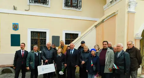 Русенска делегация върна Рибния буквар на родното му място 200 години след отпечатването