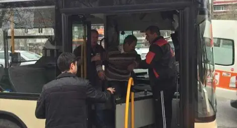 Кондуктор на градски автобус спаси живота на шофьора и на пътниците