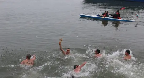 Бъдещ учител по физическо извади за първи път богоявленския кръст в Русе Бъдещ учител по физическо извади за първи път богоявленския кръст в Русе