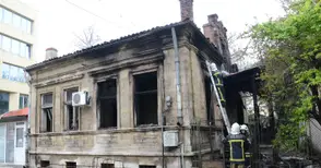 Възрастна жена едва не изгоря в дома си в центъра на Русе