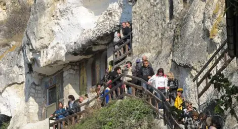 Българи и румънци извиха опашки за празника на Басарбовския манастир