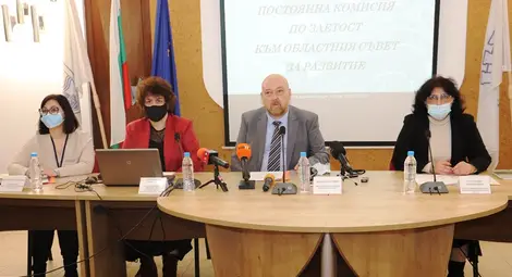 Областният управител Анатоли Станев, /в средата/ заместничката му Стефка Караниколова /вдясно/ и началникът на РУО Росица Георгиева /вляво/.                                                 Снимка: ОА