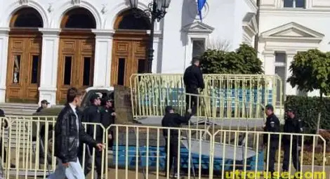 Отцепват парламента с метални ограждения