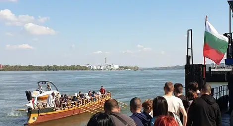 Добри приятели на моряците се пошегуваха с „Живият Дунав“ на път за Сексагинта Приста Добри приятели на моряците се пошегуваха с „Живият Дунав“ на път за Сексагинта Приста