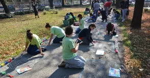 Деца рисуваха красиви сгради върху асфалт