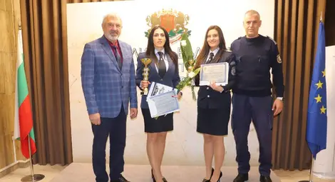 Топ пътни полицаи от Русенско с почетни грамоти  от областния управител Драгомир Драганов