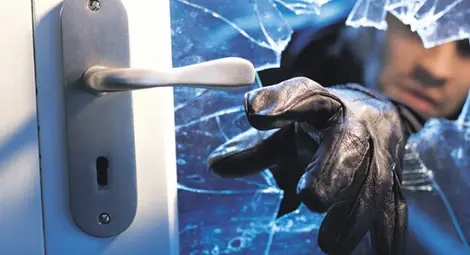 Двама нападнали посред нощ в дома му мъж заради парите от продаден имот