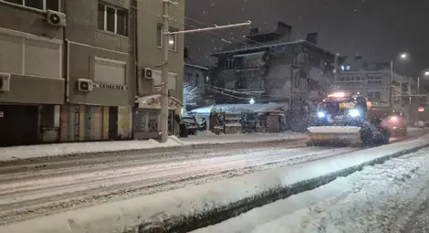 Община Русе мобилизира екипи срещу обледеняването на улици и тротоари