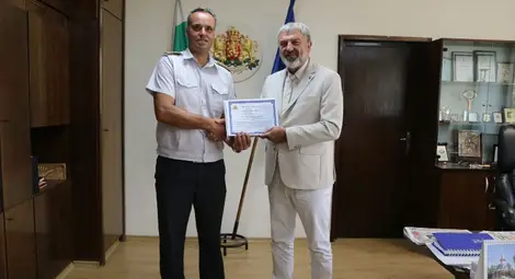 Директорът на пожарната в Русе комисар Светослав Войчев  бе отличен с грамота от областния управител Драгомир Драганов