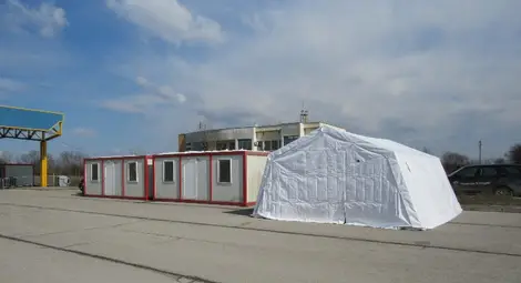 Дунав мост подготвен с палатки и фургони за мигрантска вълна