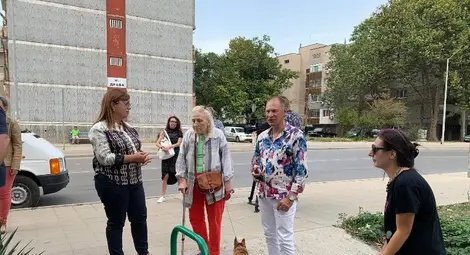 Общинските съветници Алисе Муртезова и Бедрос Пехливанян разговарят с живеещи в блок „Елба“. Снимка: ГЕРБ Общинските съветници Алисе Муртезова и Бедрос Пехливанян разговарят с живеещи в блок „Елба“. Снимка: ГЕРБ