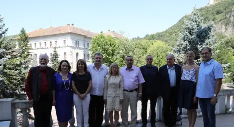 Заедно с румънските домакини и депутатите Светлана Ангелова и Пламен Нунев. 			Снимки: Личен архив