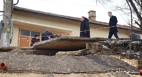 В резултат на свличането на земните маси е образувана каверна под бетонната настилка на уличното платно. Нарушеният участък е около 15-20 метра, като от двете му страни и над свлачищното засичане са образувани пукнатини, които са потенциални зони за ново свличане.                               Снимка: ОА