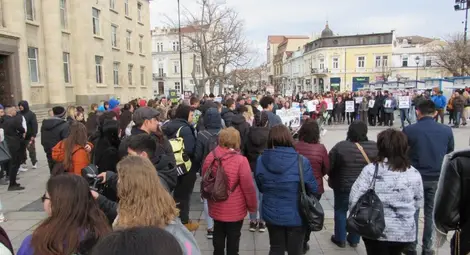 Близки и приятели на загинали в катастрофа деца: Три години разследване... Искаме справедливост