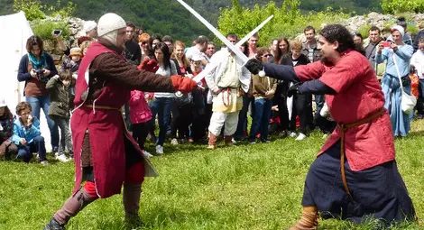 Средновековни воини кръстосват оръжия  на фестивала на Червенската крепост