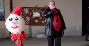 Дядо Коледа и Снежанка поведоха  хорото около елхата в Ценово