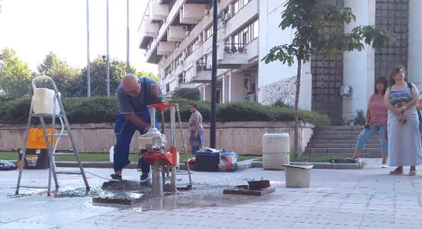 Назначени от Окръжна прокуратура вещи лица вчера сондираха площада, за да анализират качеството на ремонта.  Снимка: Красимир СТОЯНОВ