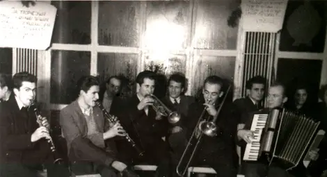 Студентски джазоркестър. Петьо Парчето е вторият от ляво, Емил Владков е с акордеона. Лятната къпалня в София, 1951 г.