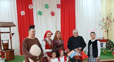 Шеста поредна година децата от ДГ "Русалка" в Русе даряват ръчно изработени мартенички на Комплексния онкологичен център