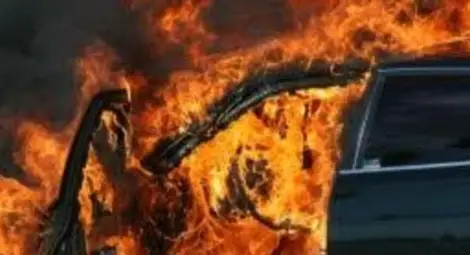 Кола с газова уредба пламна в движение