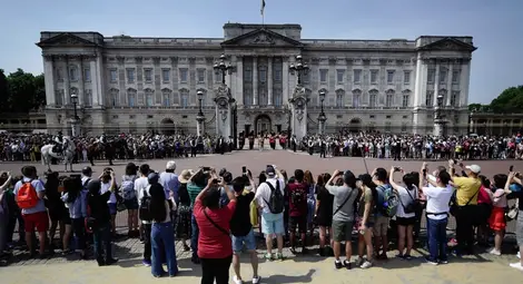 Принц Чарлз не харесва Бъкингамския дворец за бъдеща резиденция