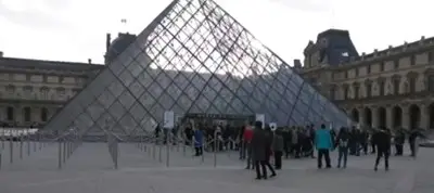 Войник стреля по подозрителен мъж край Лувъра, районът е отцепен