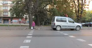 Петокласник в болница след удар от кола на пешеходна пътека